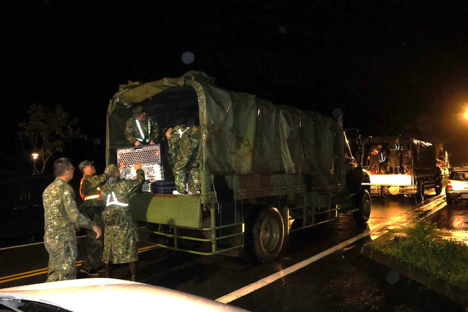 蘇澳市區大淹水，國軍凌晨緊急配送物資。圖／翻攝自蘇澳鎮公所臉書