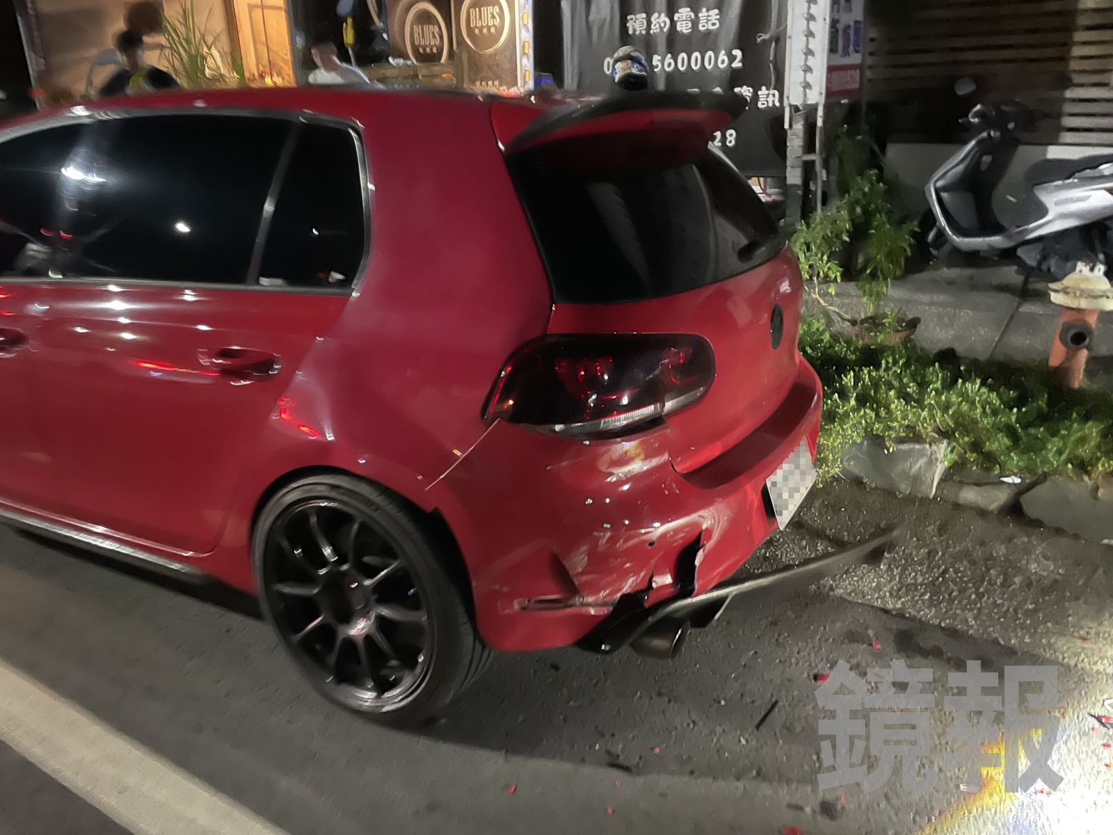 台中大雅區深夜發生連環車禍，民眾停放在路邊的車輛無端遭波及。民眾提供