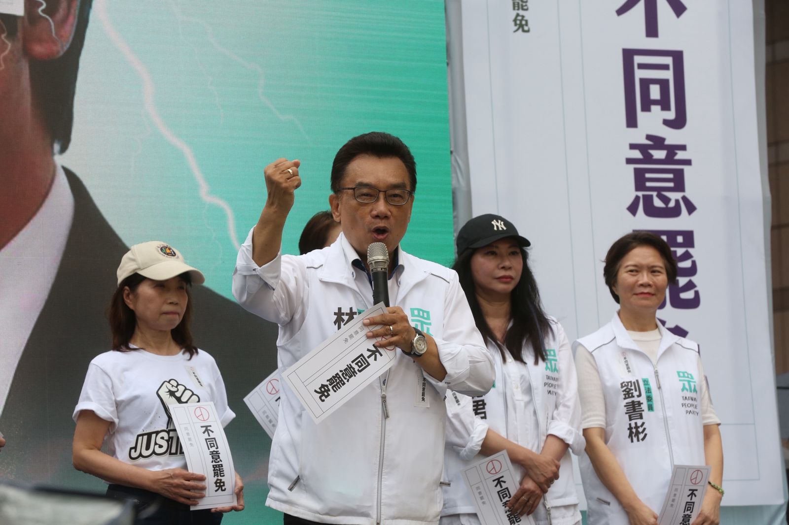 不忍了！小草朝黨部丟雞蛋、林國成爆粗口罵賴清德　民進黨報警處理、要求道歉