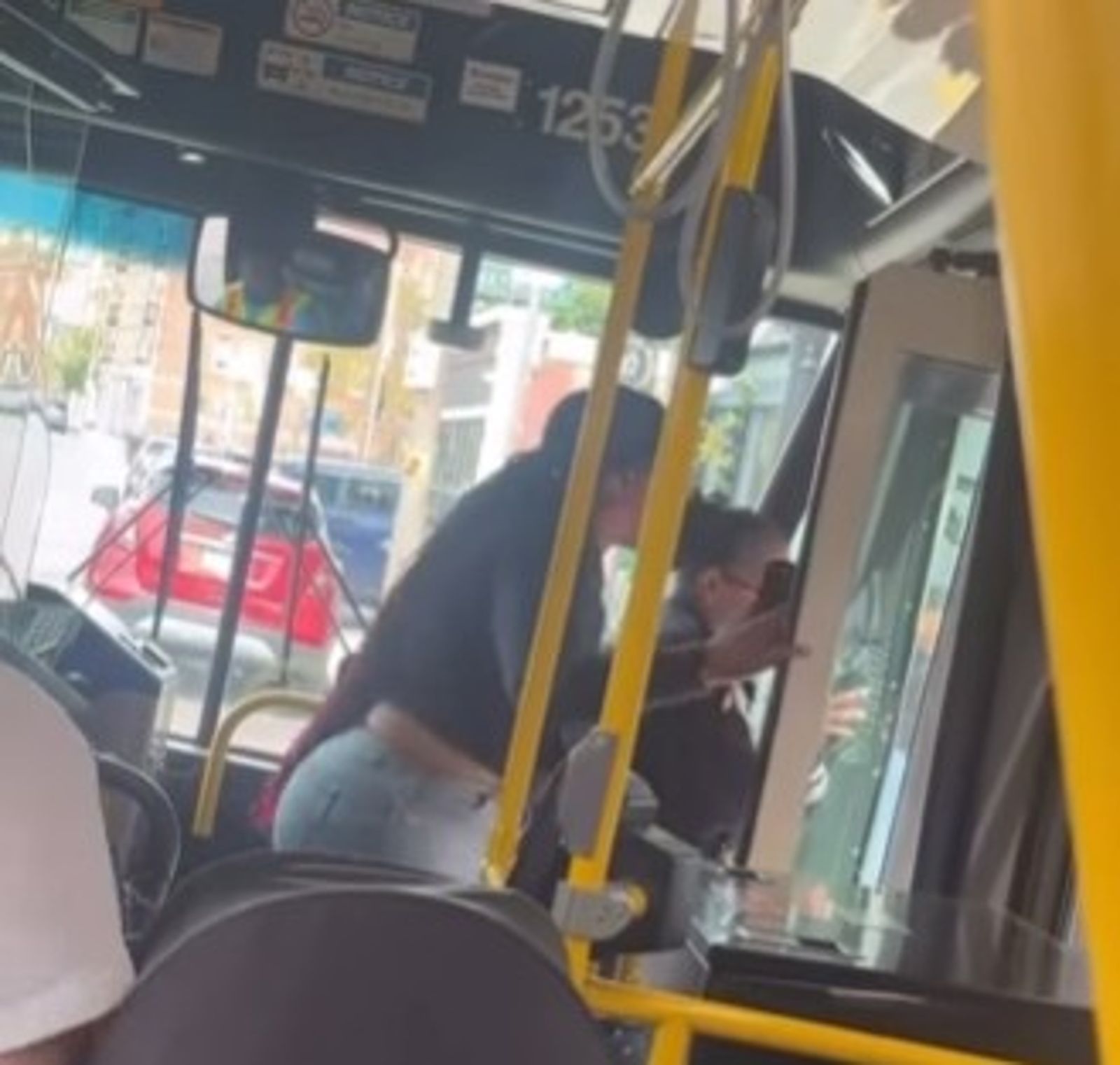 美國一名女子將老婦推下公車。圖/翻攝自IG/spicyboston