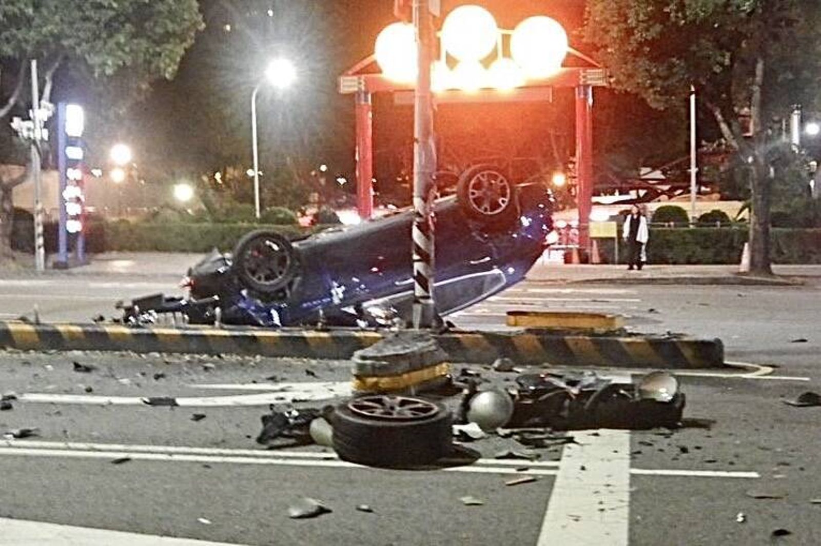 連土地公都看不下去？　累犯女酒後駕瑪莎拉直直衝　廟前自撞分隔島翻車　