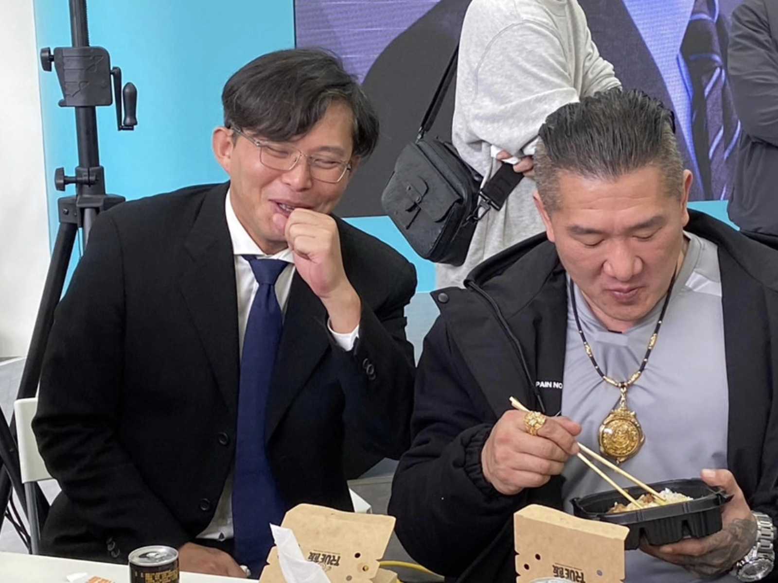 館長挺白、媚共搞垮生意？四叉貓大酸：黃國昌快叫寶貝扛千萬救他