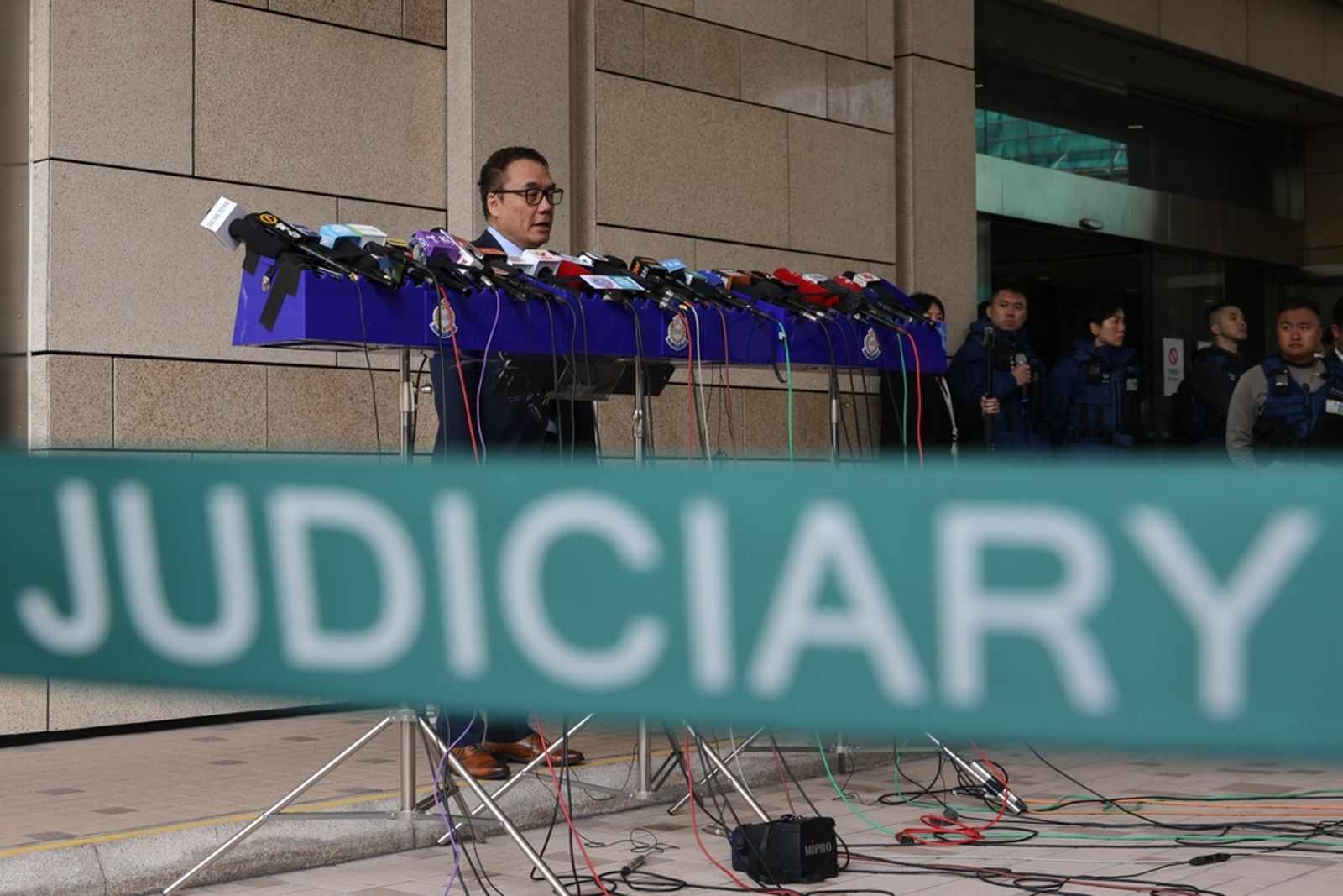 在香港,與「政府不喜歡的人」共事,可能會讓自己面臨十年監禁。東方IC