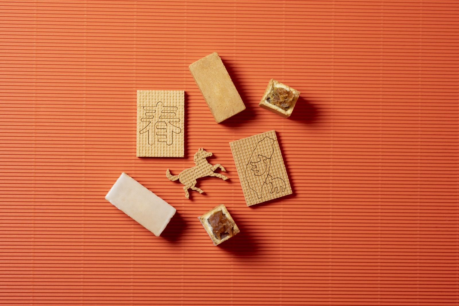 「微熱山丘」把最熱賣的鳳梨酥、蘋果酥、山蕉芭娜娜放進新春禮盒裡。（微熱山丘供圖）