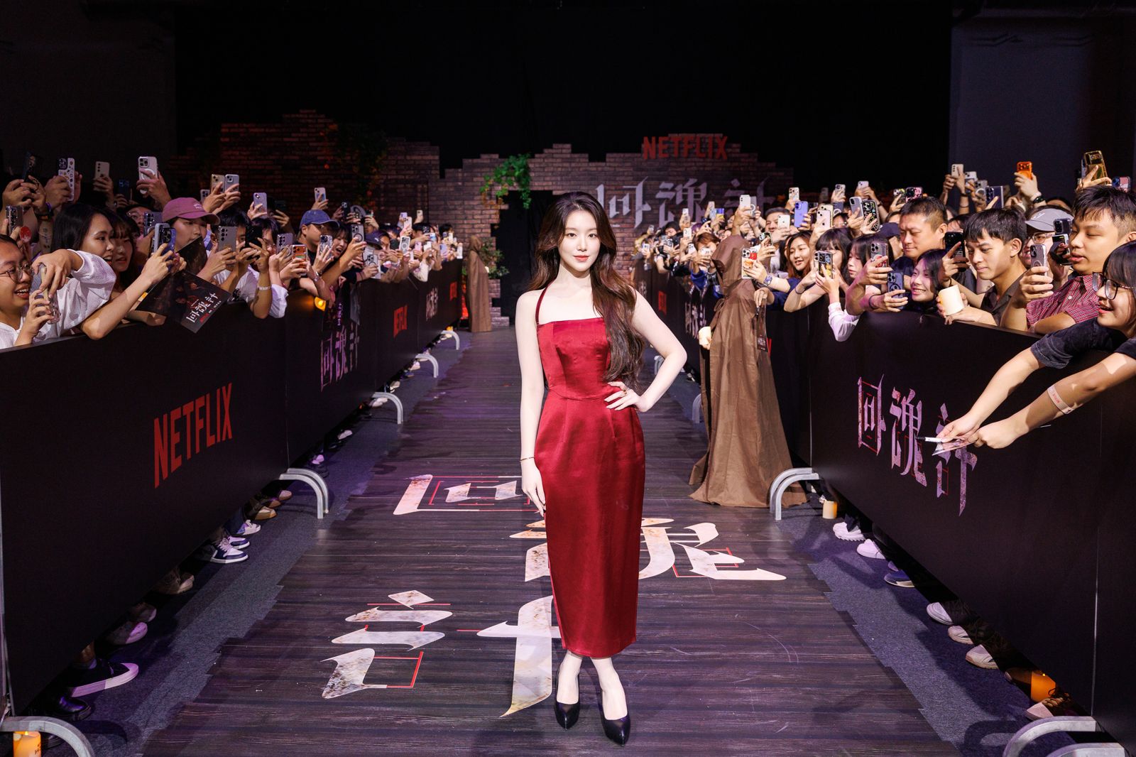 舒華紅禮服現身挺《回魂計》　舒淇爆料：演到「老花病」回不去了