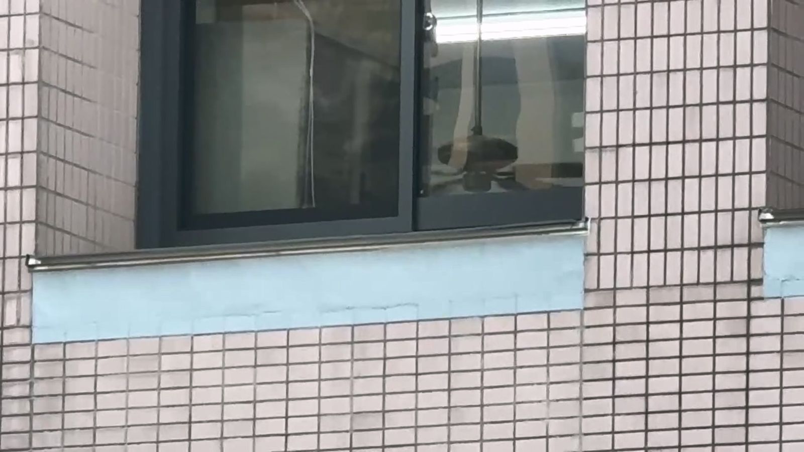 台中市區某國中今（2日）下午發生男學生從三樓墜落的事故，所幸受傷的國二男學生左手骨折，送醫時意識清楚，警方與校方正在了解原因。圖／民眾提供