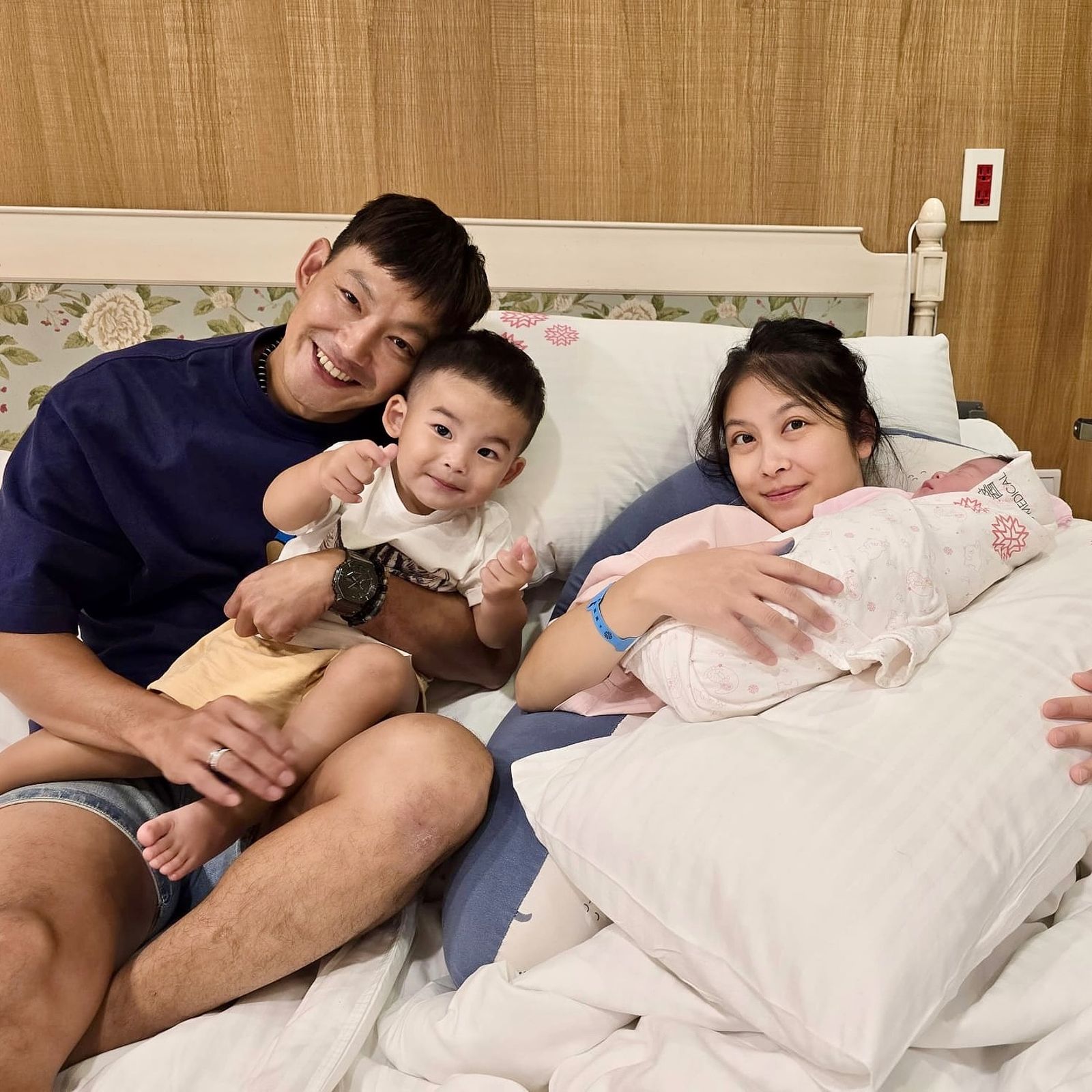 卓君澤（右）宣布順利誕下女兒「檸檬」。翻攝Instagram @lindsey_chocho 