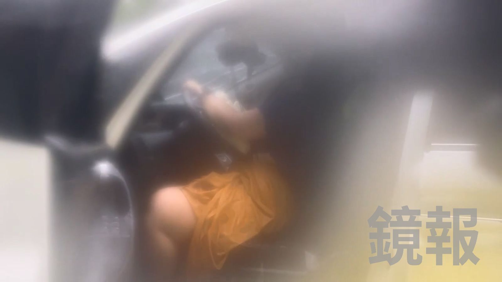 休旅車女駕駛受困車內,等候救援。民眾提供