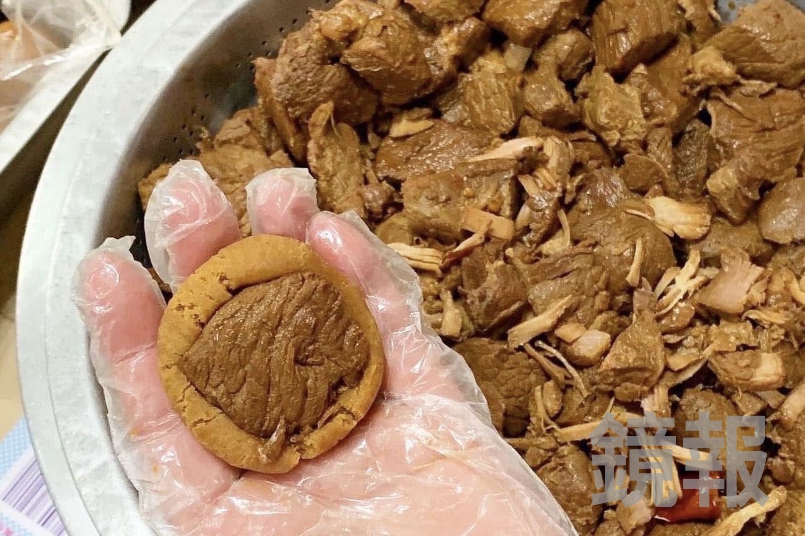豆蓉肉塊酥會包進一大塊入味的滷肉。