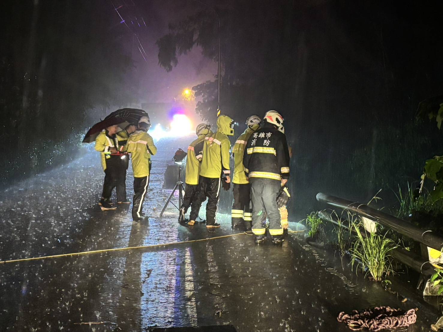 有片／整台車掉下去！南橫公路車輛墜谷　對向行車記錄器畫面曝光