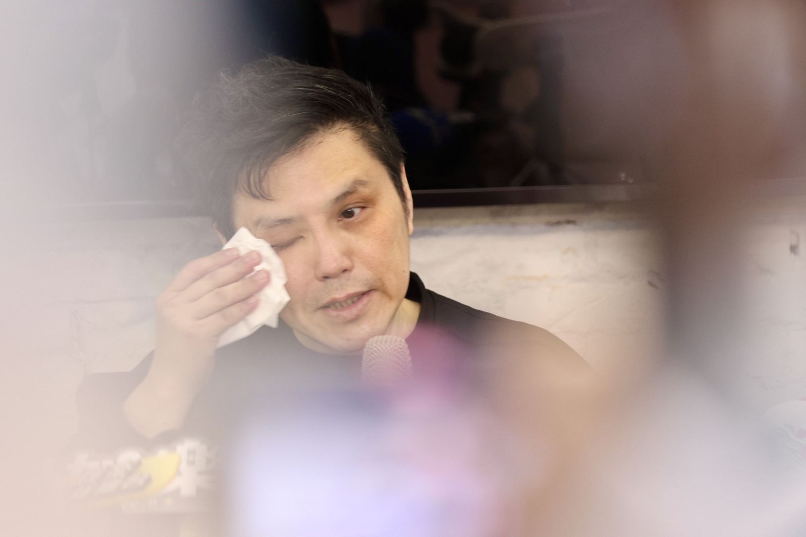 洪誠陽20日出面控告張淳淳詐騙，講到心酸處忍不住落淚。劉耀勻攝