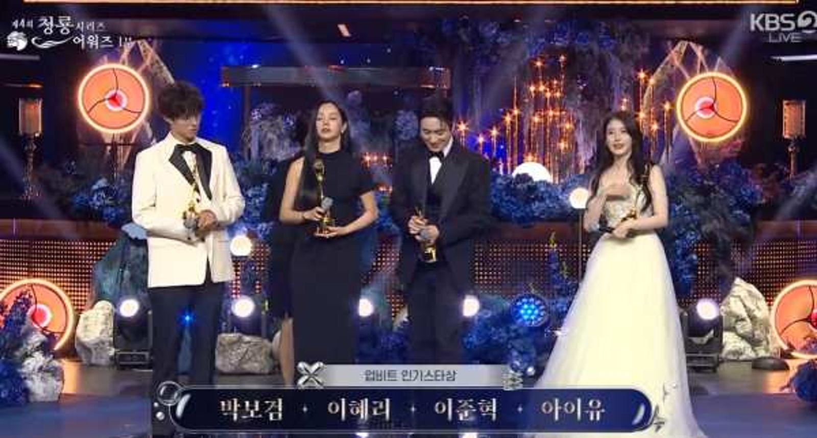 朴寶劍(左起)、惠利、李浚赫、IU獲頒人氣獎。翻攝KBS