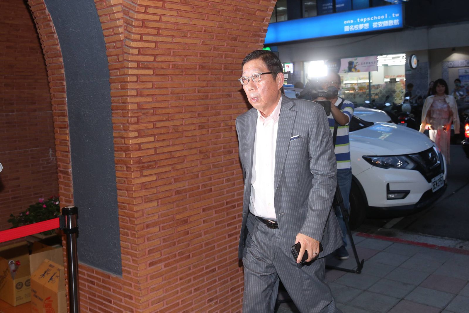 蔡明興一下車便匆匆進入宴席餐廳。