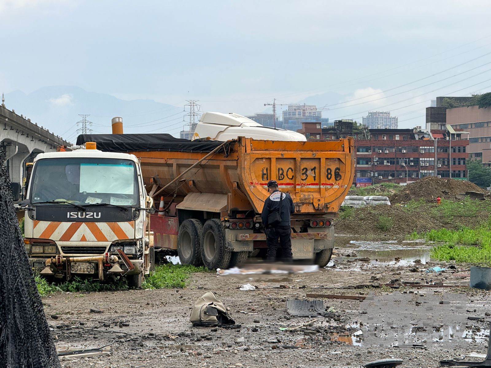 警方在現場採證。呂健豪攝