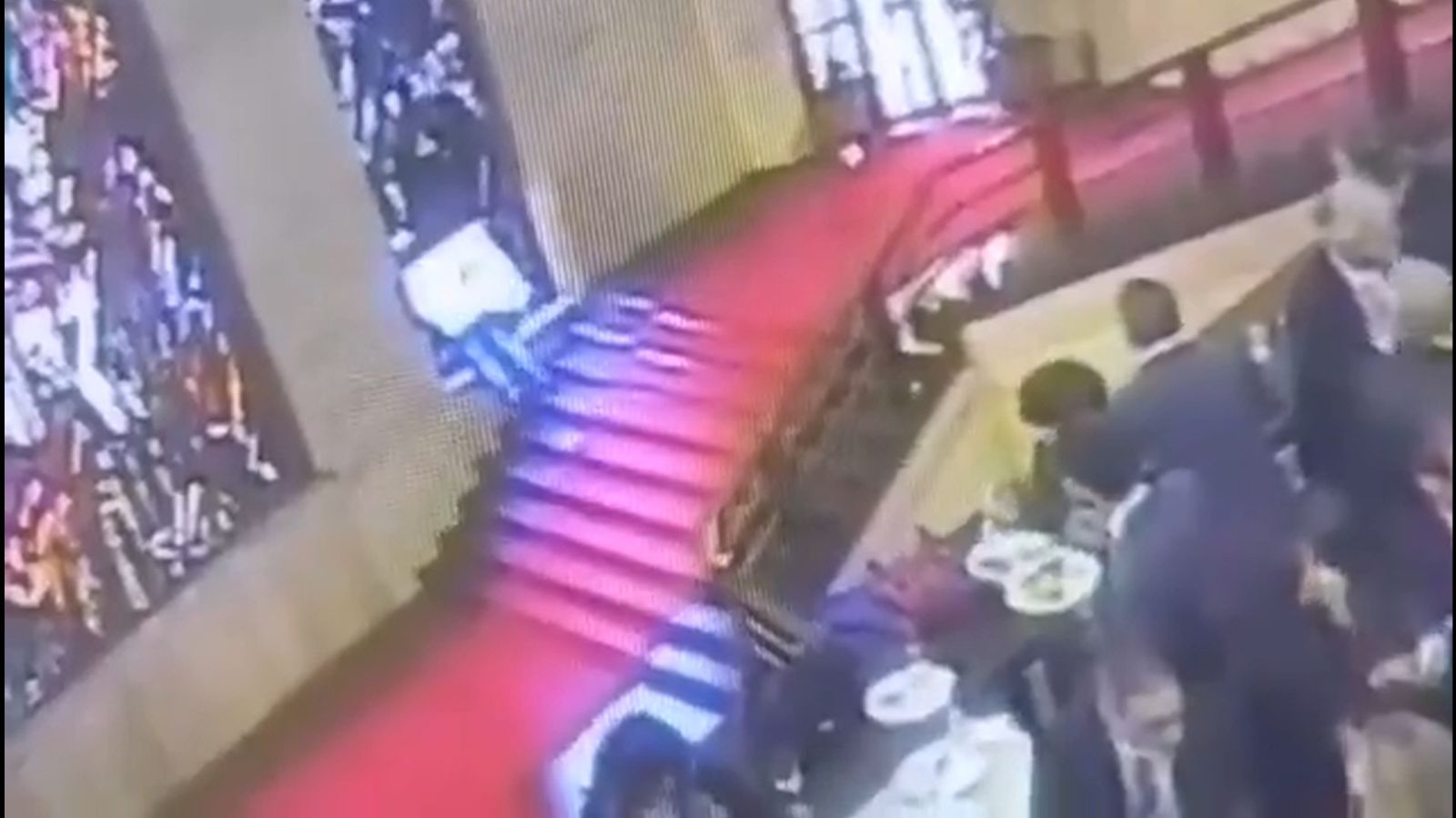 一摔毀掉文化資產！議員失足「頭朝下衝破」百年彩繪玻璃窗…驚悚畫面瘋傳