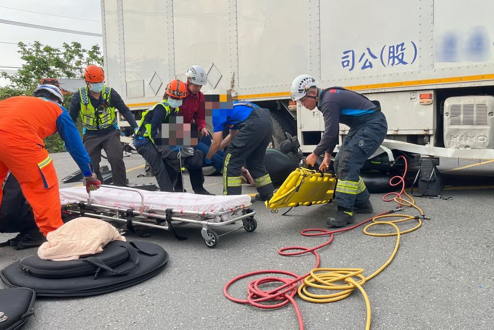 差1秒人生登出！　苗栗女騎士遭大貨車「捲車底拖行」 險命喪巨輪下