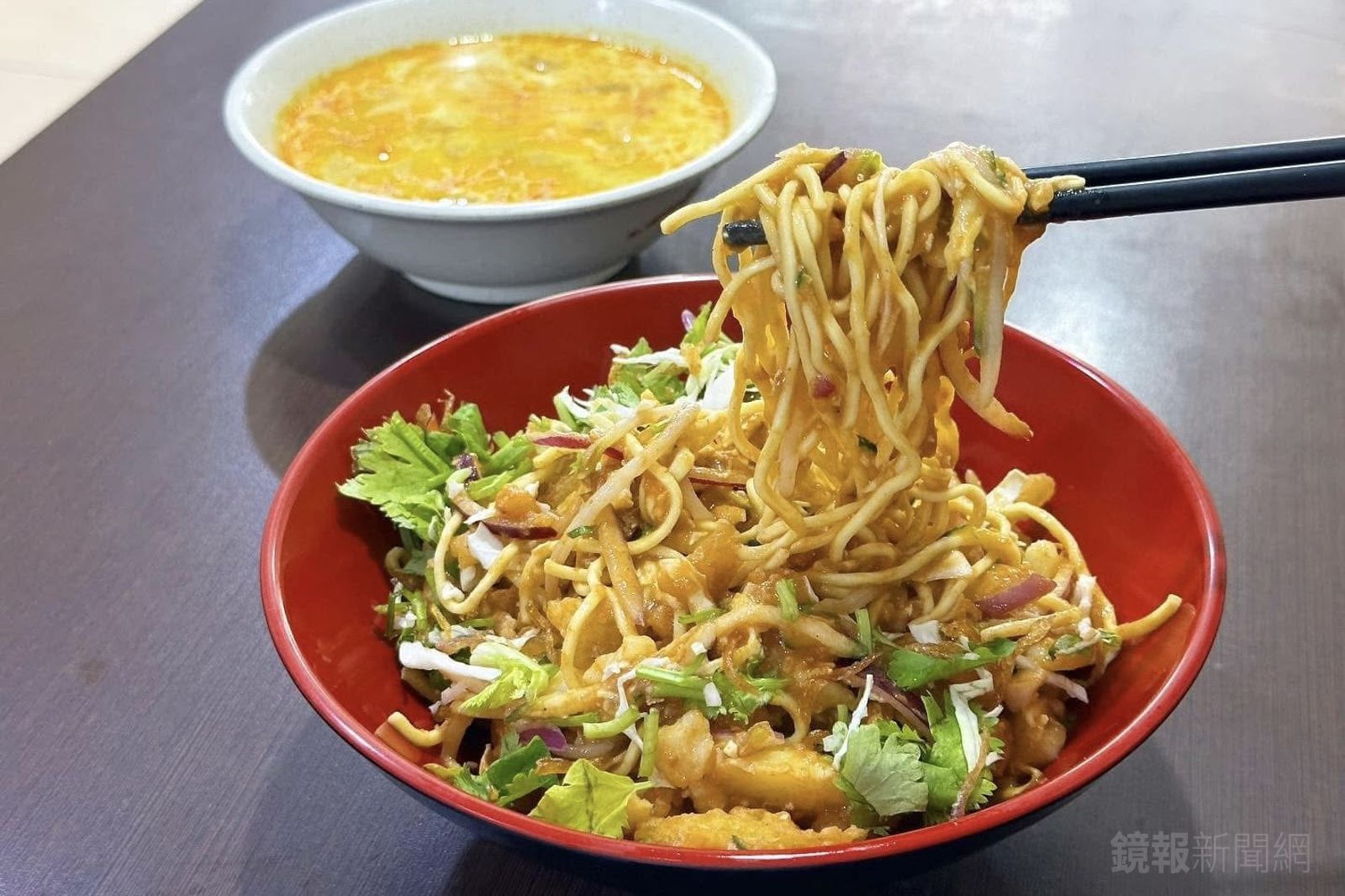 一吃圈粉！仁慈小吃店的緬甸版涼麵極度開胃又澎派