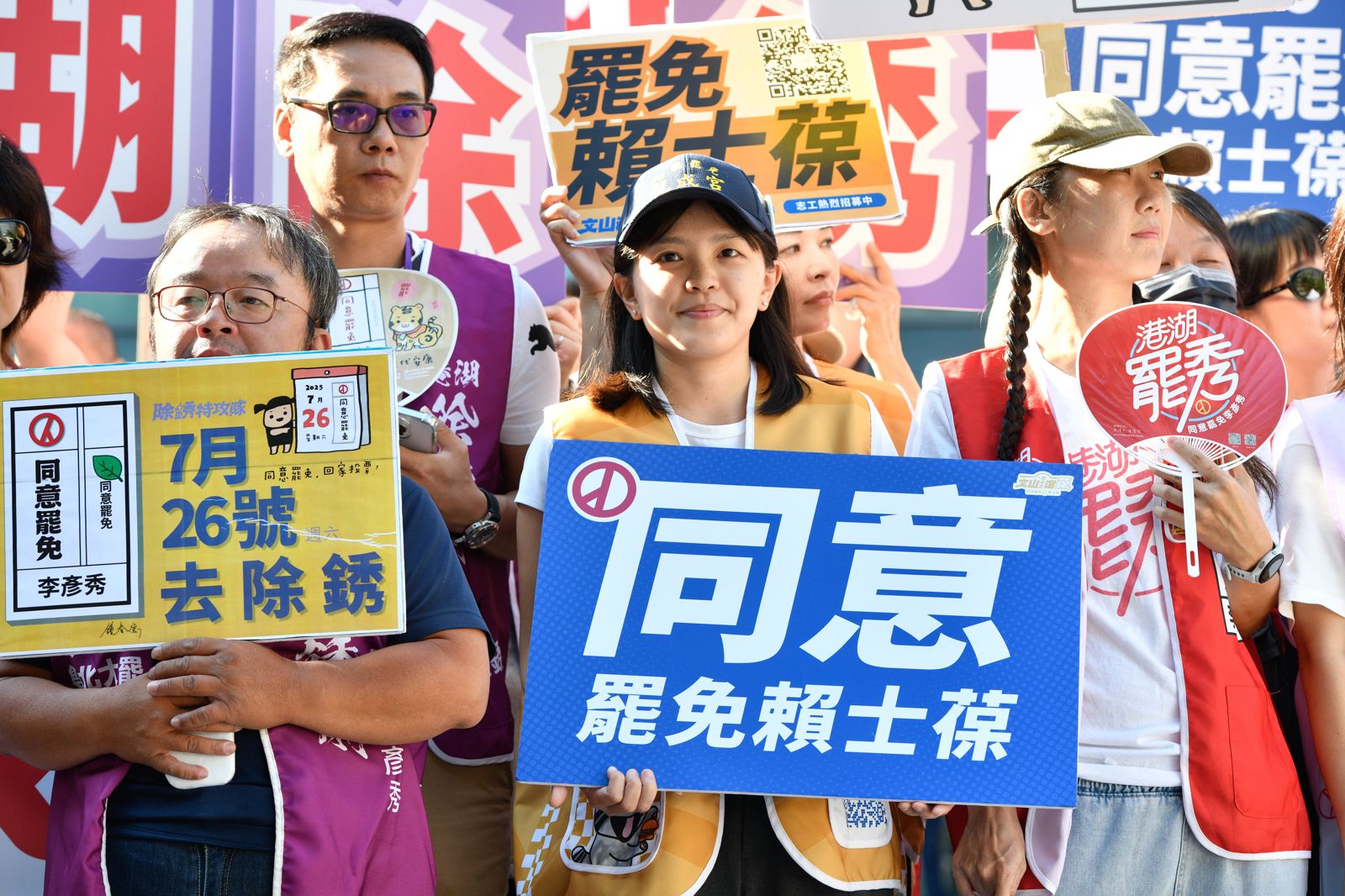 年輕人發起罷免，青鳥接棒，柯建銘首喊出大罷免，圖為6月27日台北罷團。李智為攝