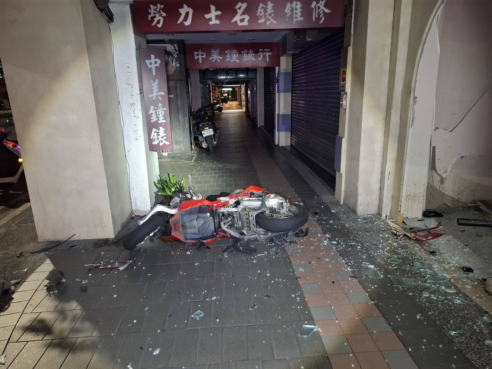 三重接連不平靜!賓士C300「攔腰撞」 義大利戰羊噴飛撞破診所