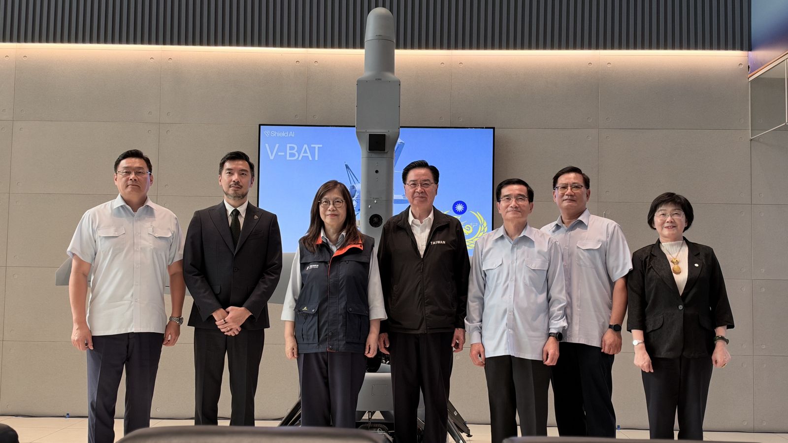 美國國防科技公司Shield AI宣佈,已與合作夥伴漢翔航空工業(AIDC)共同完成首架V-BAT垂直起降監偵無人機運抵海委會海巡署。圖/Shield AI提供