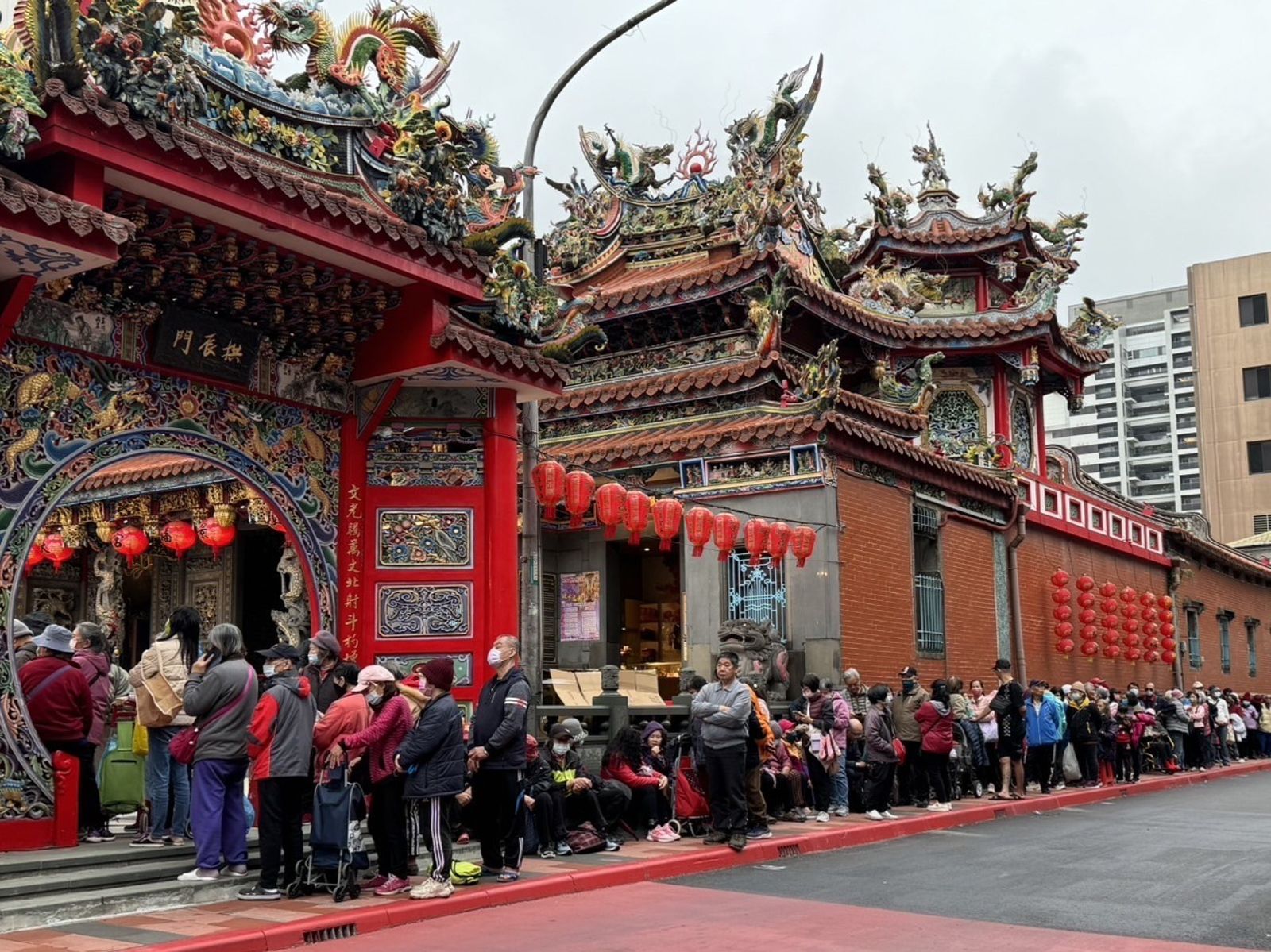 3000顆高麗菜大放送!景福宮人山人海擠爆人潮。公視台語台提供