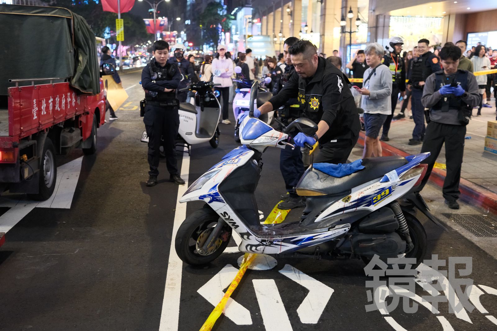 等紅燈卻回不了家…騎士姊怒批「張文殺了我弟弟」！目睹民眾淚曝搶救經過