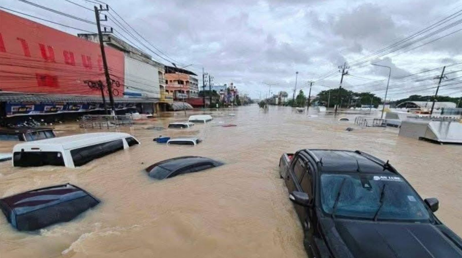 泰國合艾發生嚴重水災，洪水幾乎已將車子淹沒。圖／翻攝自X