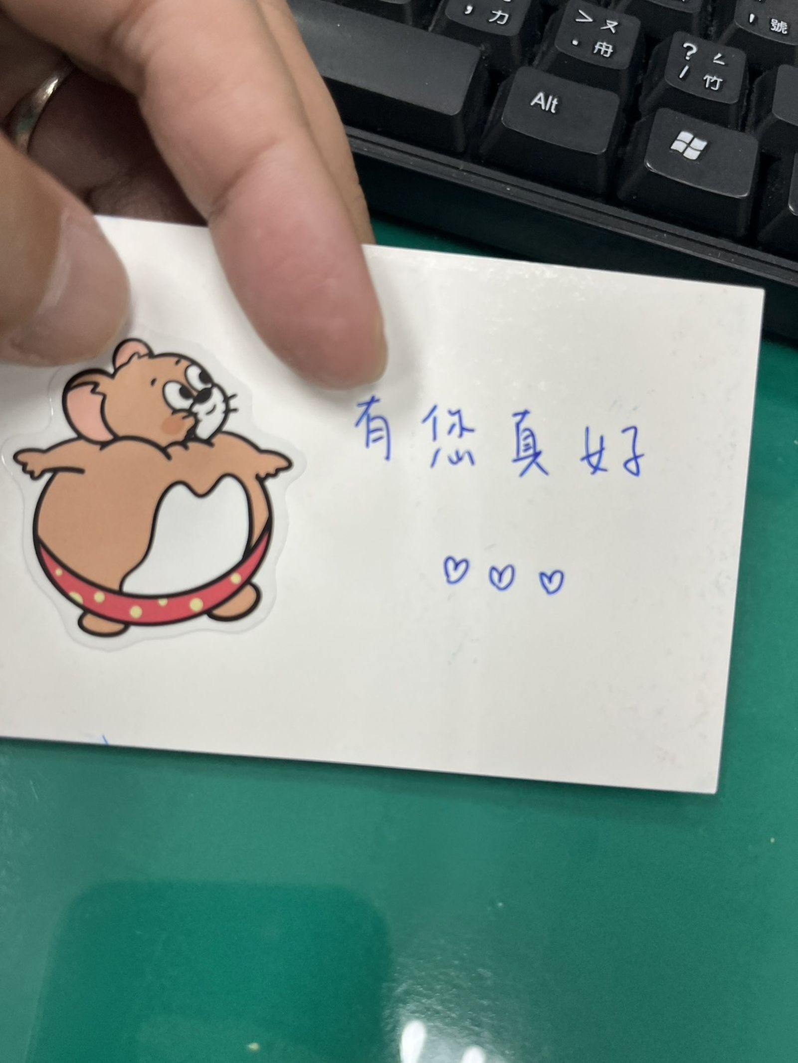 「黑夜中的一盞燈」民眾自發獻花悼念張文案罹難者 暖心小卡力挺警察 - 鏡週刊 Mirror Media
