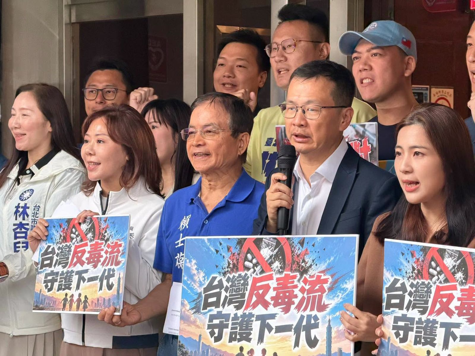 10月6日眾多國民黨立委在立院召開記者會。在他的資訊操弄下，模糊的「毒品」開始被具象化。圖／翻攝李彥秀臉書