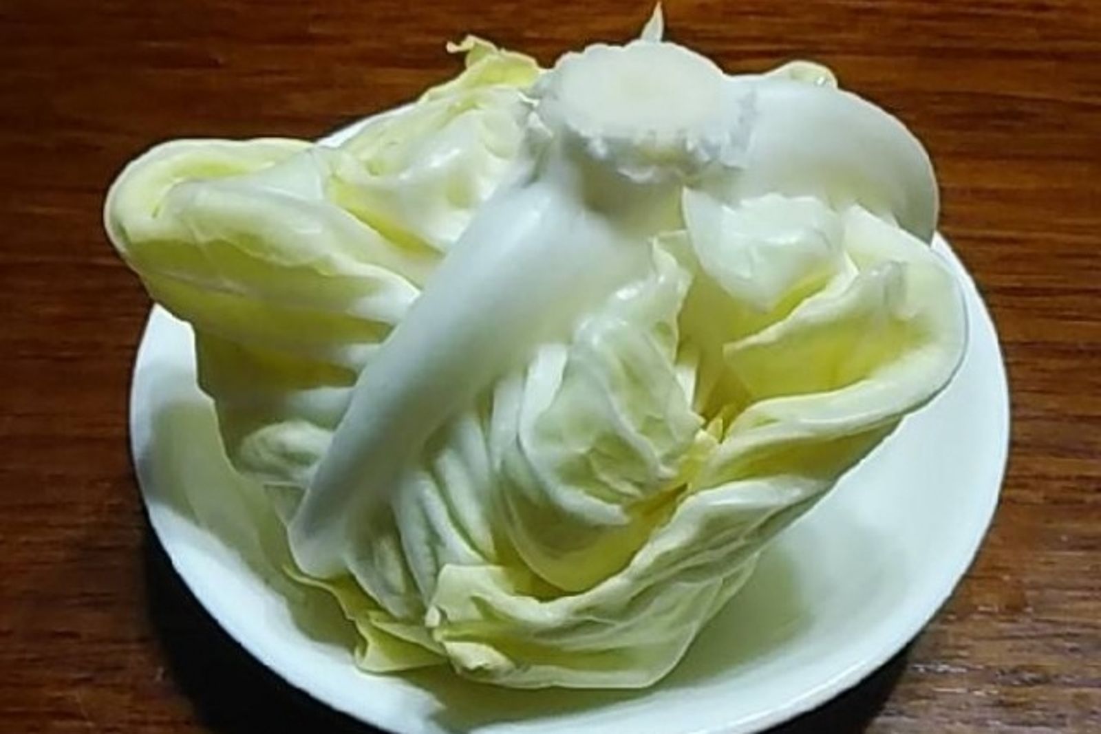 高麗菜「食材變餐具」！實用妙招大合集：蒸煮雞蛋、吸油...還能取代濾網
