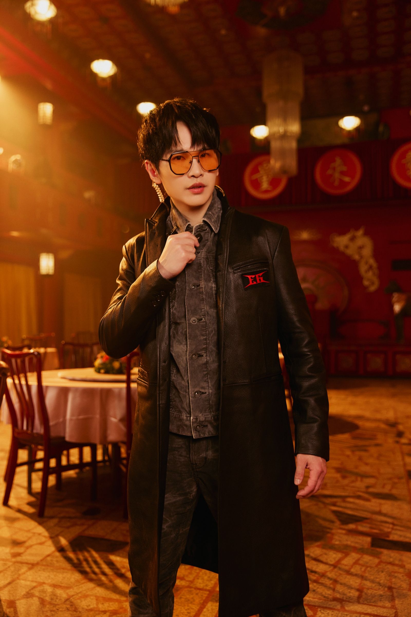 牛奶在MV裡飾演特務保鑣。相信音樂提供