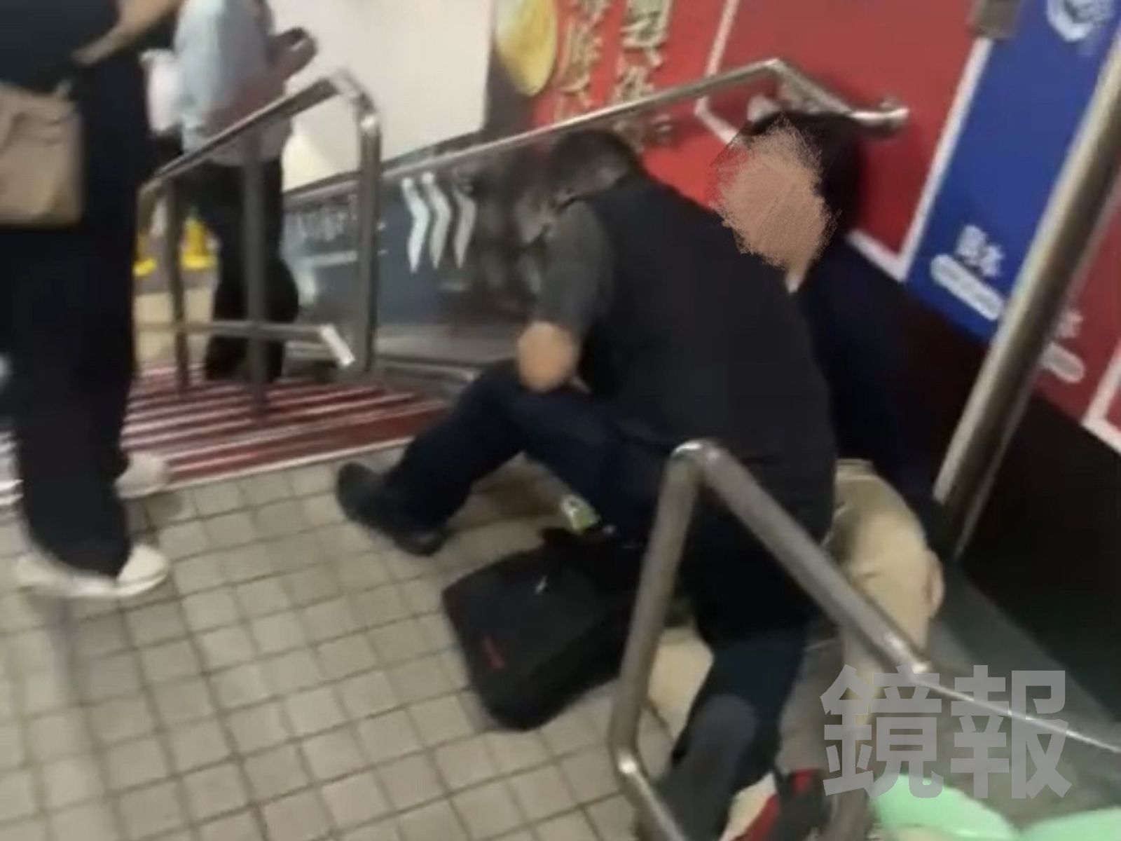 休假警神出手！西門捷運站當場壓制偷拍狼　手機驚見海量「褲縫照」