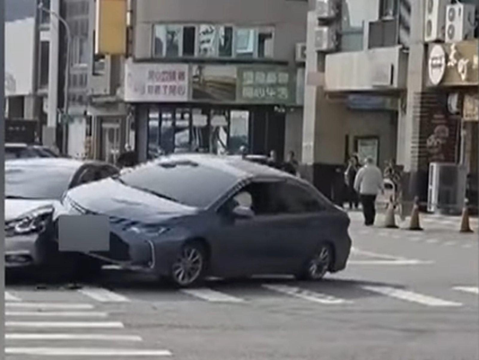 高雄街頭大亂鬥！不滿右轉被按喇叭　2車瘋狂對撞　4人濺血送醫