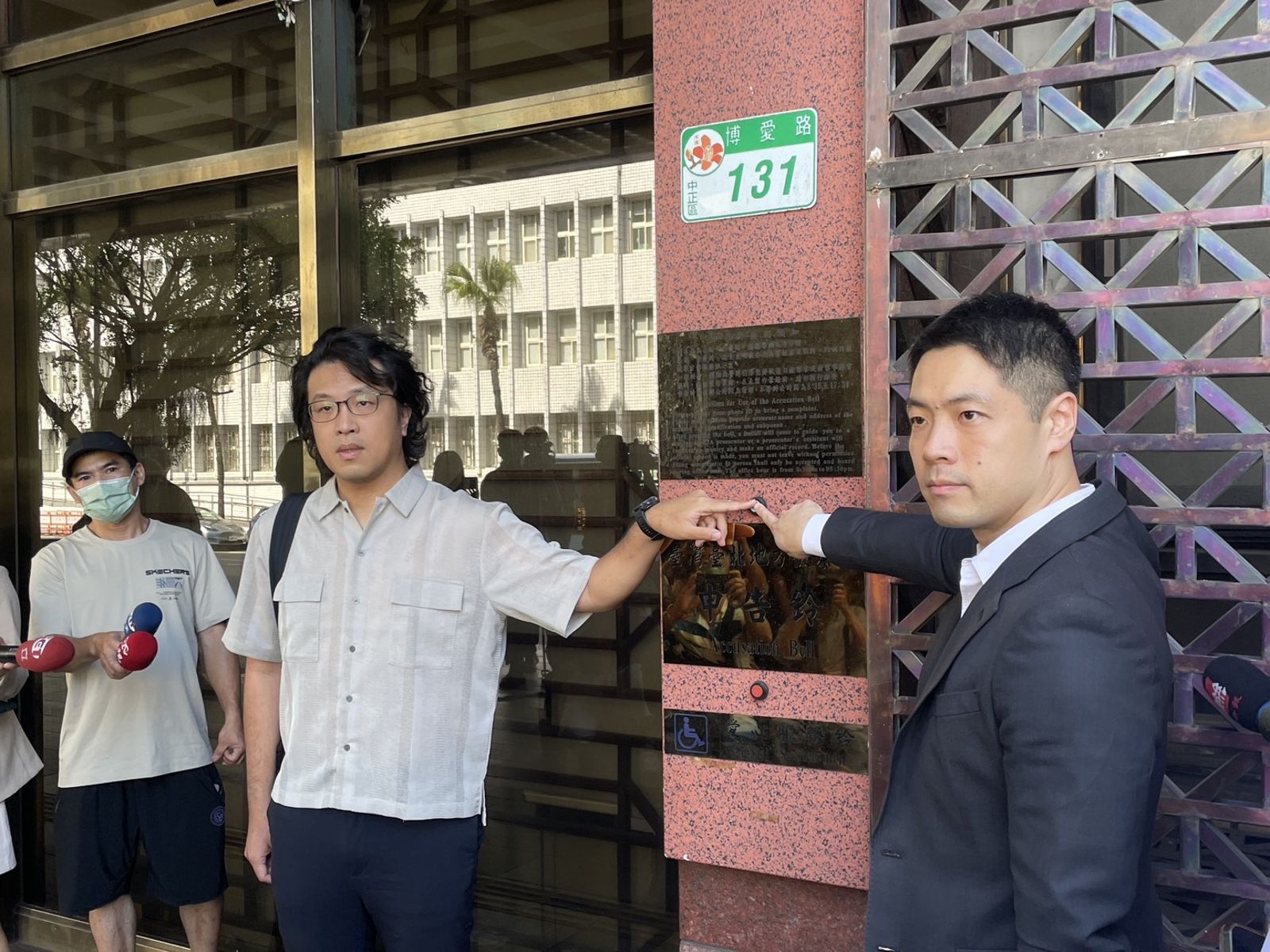 代父控3粉專散播不實謠言 沈伯洋赴北檢按鈴提告