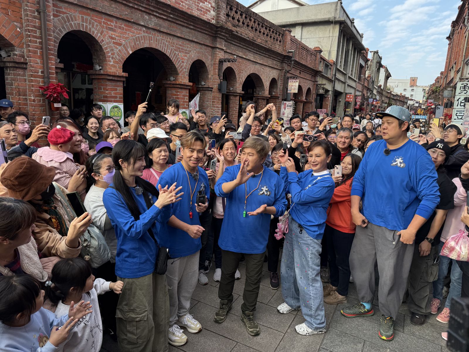 「原地不動」讓臉盆K臉「急得胡瓜大喊」 陳亞蘭無奈「跳撒嬌舞」仍敬業拋媚眼、送飛吻