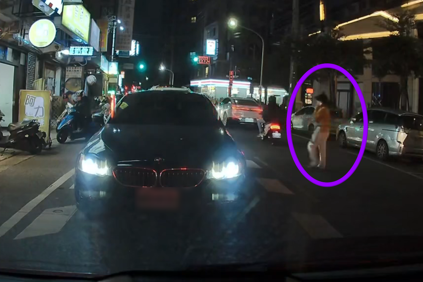 44歲陳姓女子邊講電話穿越馬路，與後方機車發生碰撞。圖／翻攝自臉書社團新竹大小事