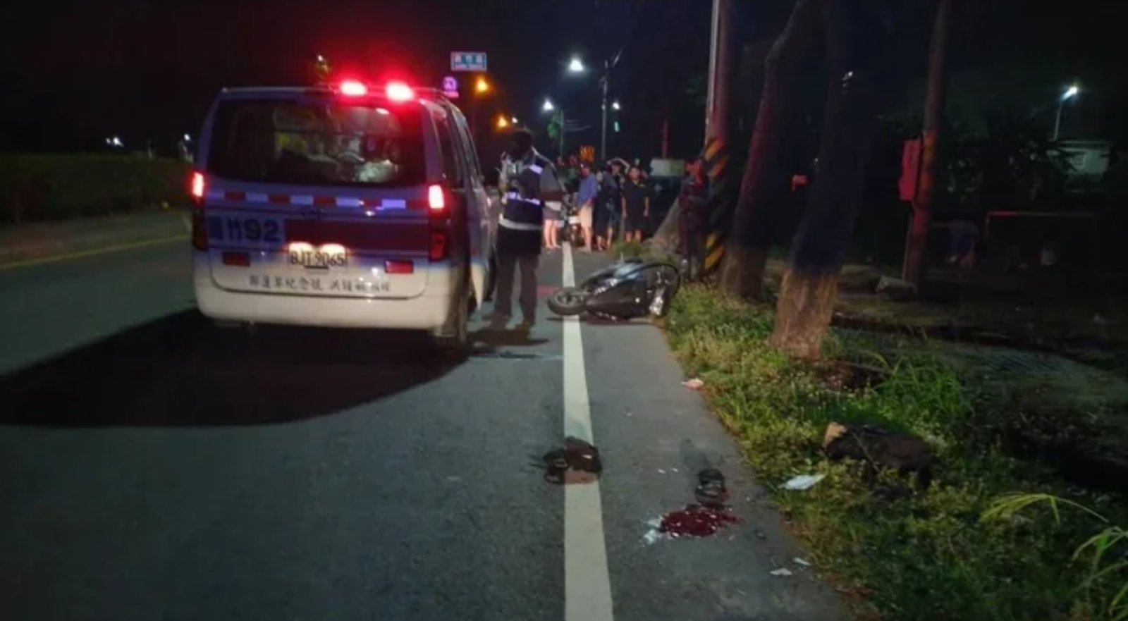 陳姓男大生騎機車突然失控自撞路樹。讀者提供