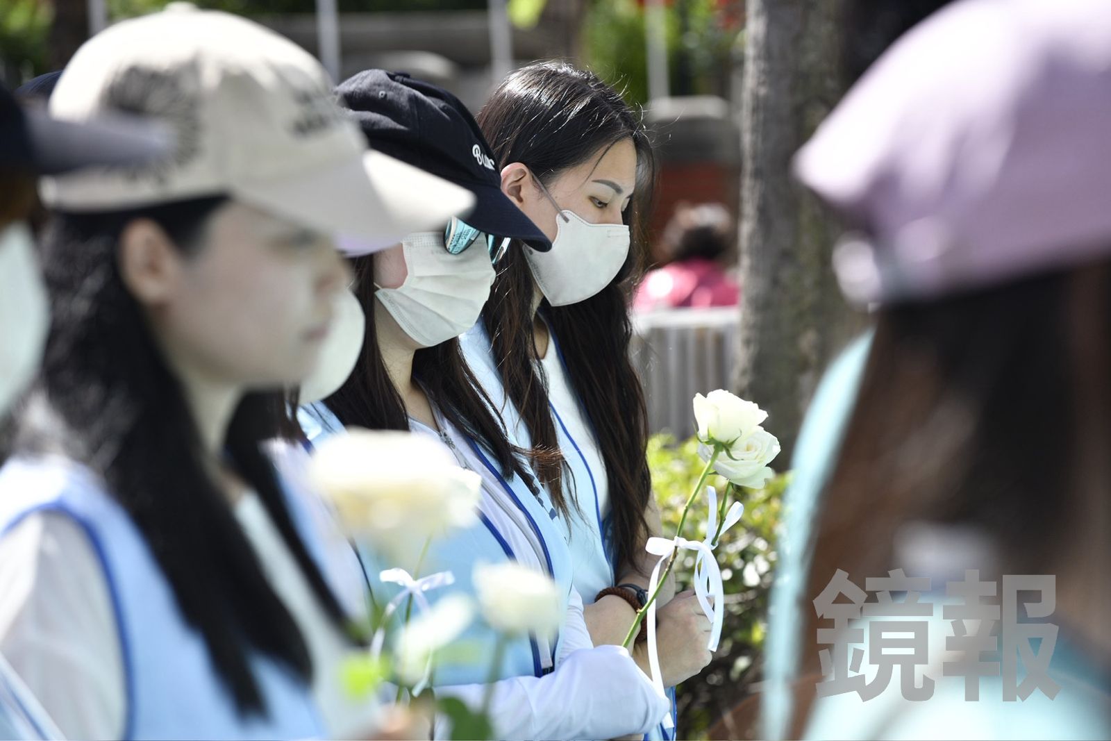 長榮航空企業工會成員今前往立院大門表達哀悼,呼籲立院修法保障員工請假權益。(圖/李智為攝)