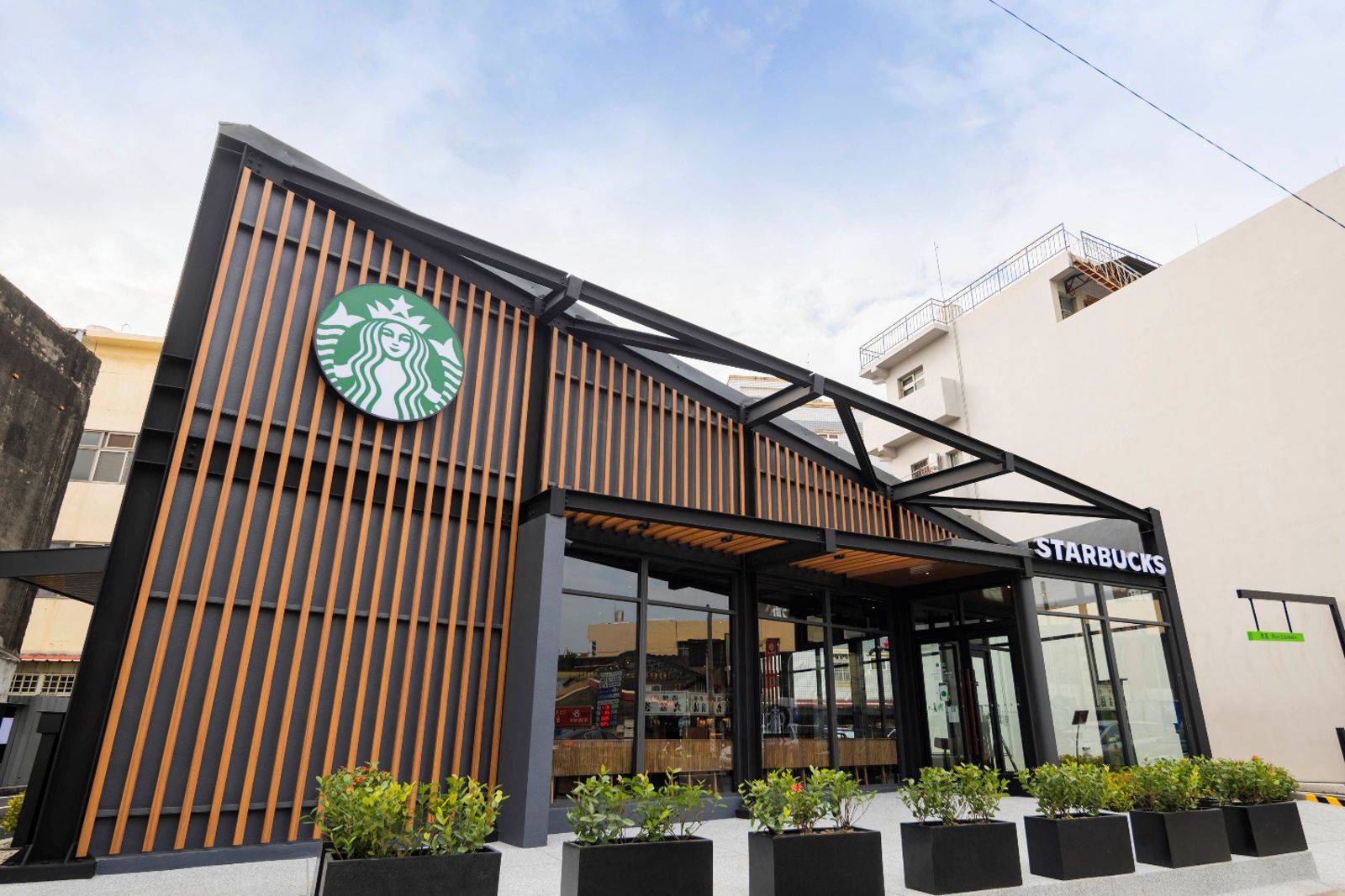 星巴克新開幕的西螺大同門市，融合西螺大橋的橋樑元素。（星巴克供圖）
