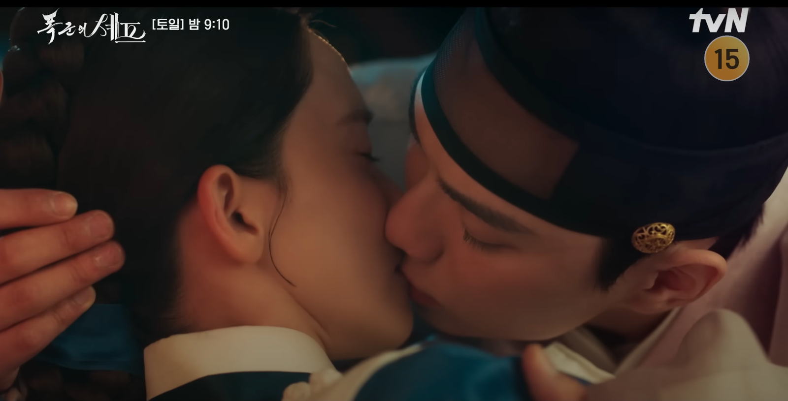 李彩玟(右)藉著酒意吻上潤娥,也親出高收視。翻攝YT@@tvNDRAMA_official
