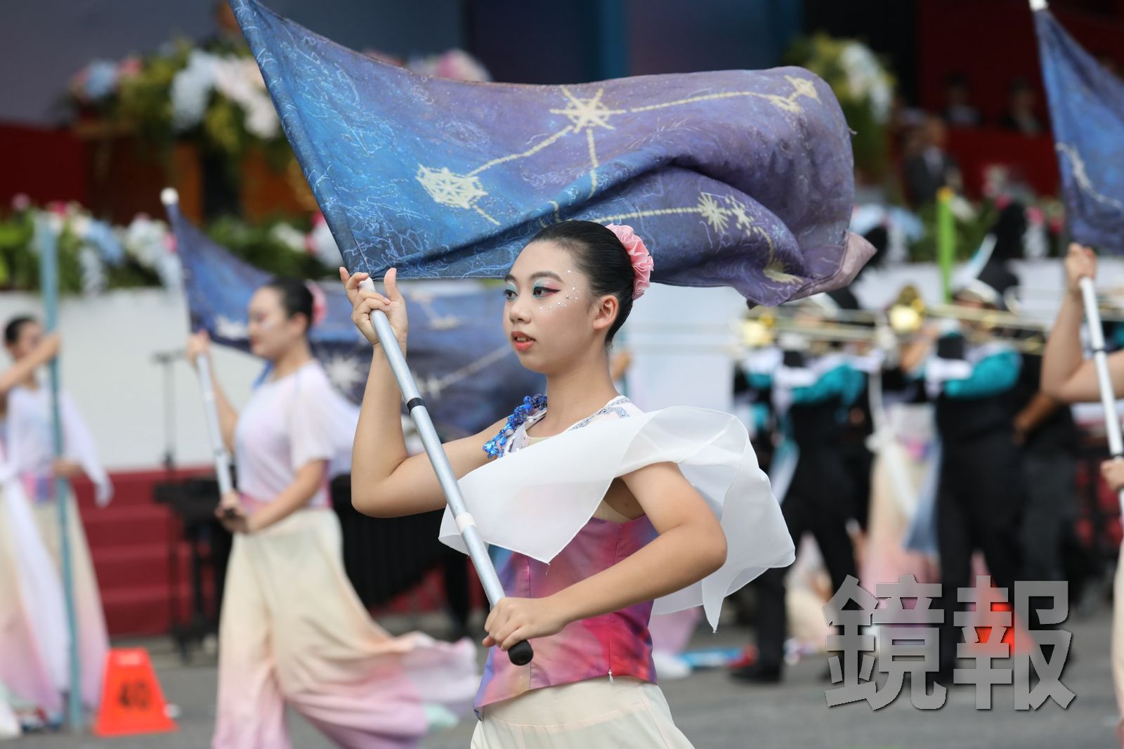 曉明女中管旗隊以星圖為主題，呈現「星圖璀璨、光耀雙十」意象。攝影林煒凱