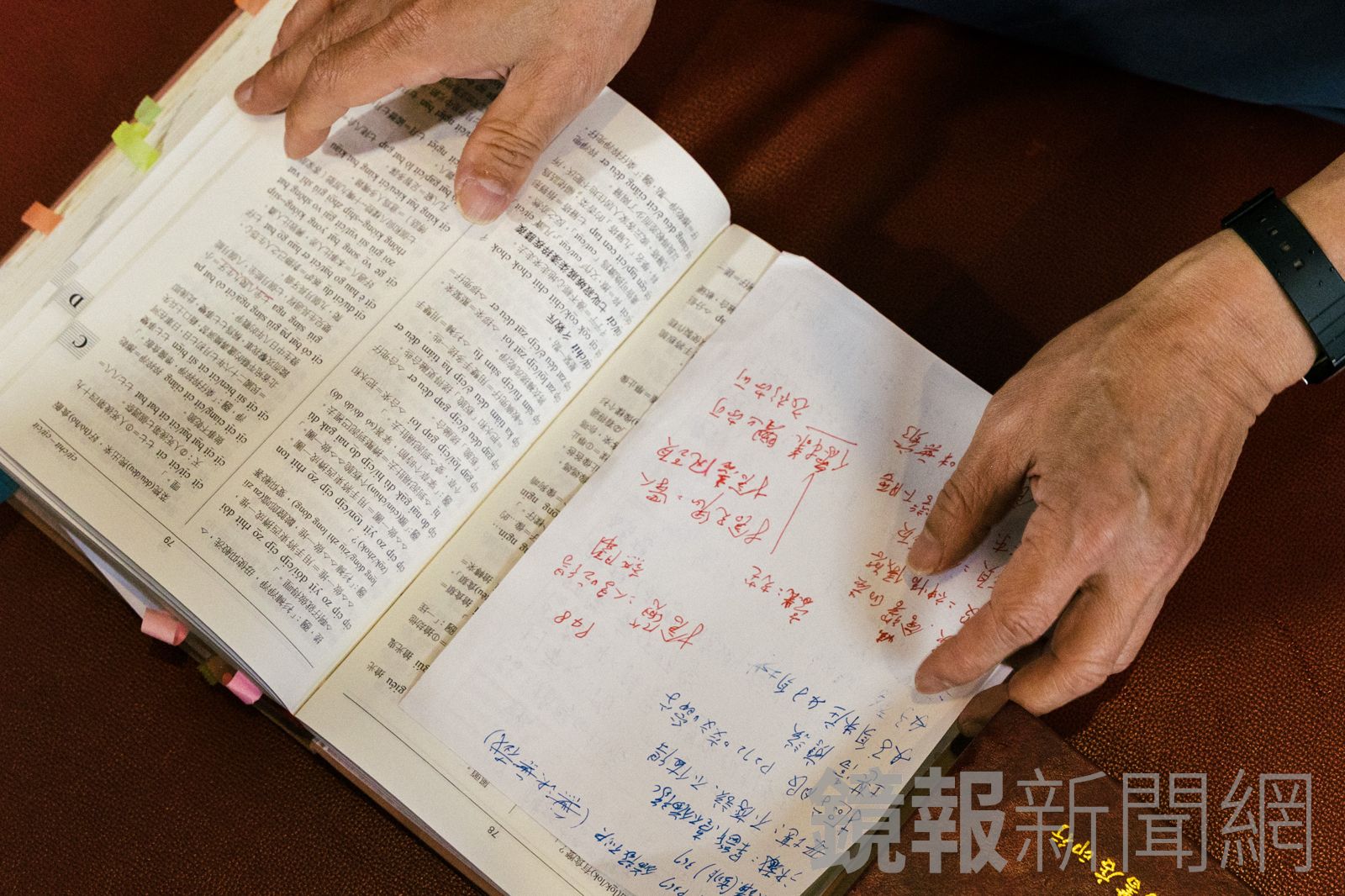 甘耀明有數本2000年初期買的客語辭典，裡面夾著許多思考客語用字的筆記。圖／桑杉學攝