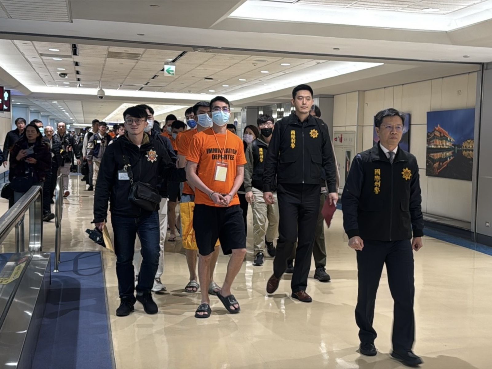 桃園機場驚現17名「橘色罪犯」 菲律賓詐騙機房成員全數押解返台
