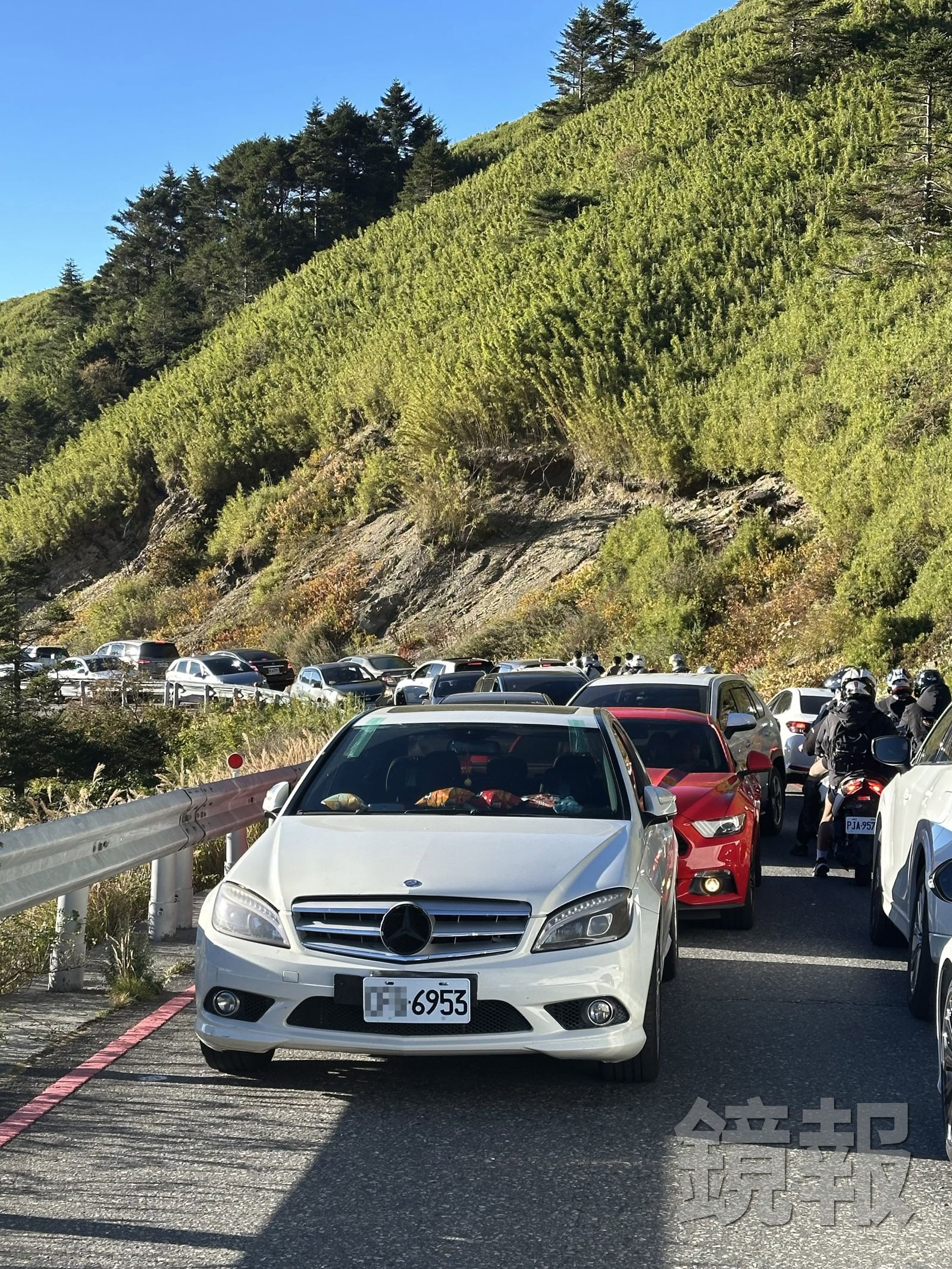 白色賓士違停在路旁紅線,駕駛卻不知去向,嚴重影響後方上山車流,對向車多,也難以會車。圖/畫面授權threads oceanstar0730