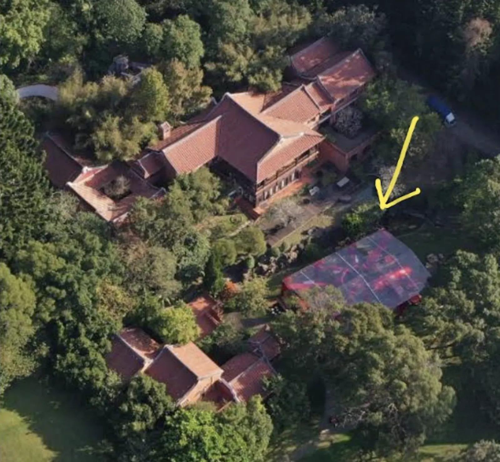 空拍南園的大景,箭頭指的棚架,即為薄瓜瓜婚禮現場。