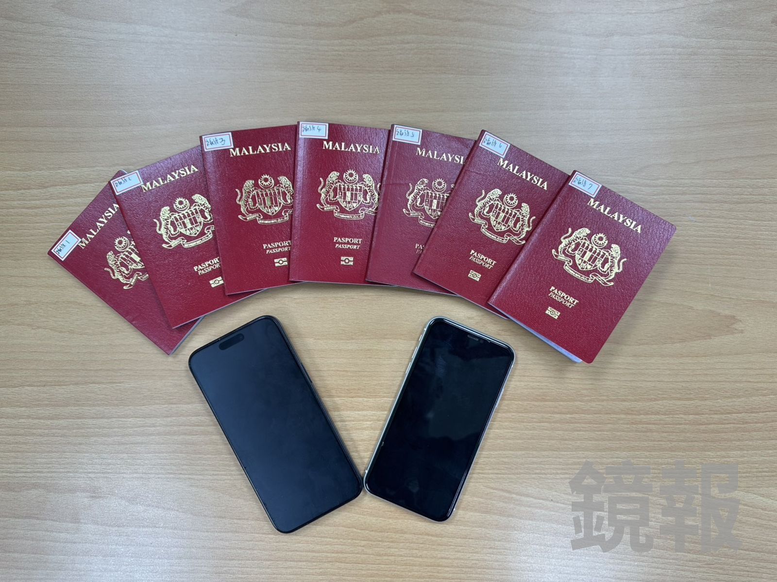 查扣台籍幹部身上有7本外國護照，據調查其中4名車手已遭逮捕仍有3人在逃。翻攝畫面