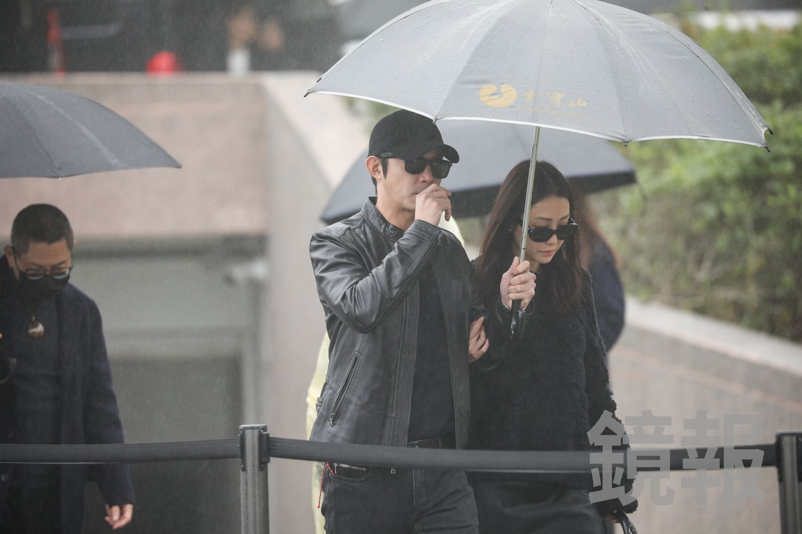 直擊／王柏傑、謝欣穎共撐一把傘！挽手現身大S墓園　認分手半年疑似復合同框畫面曝光