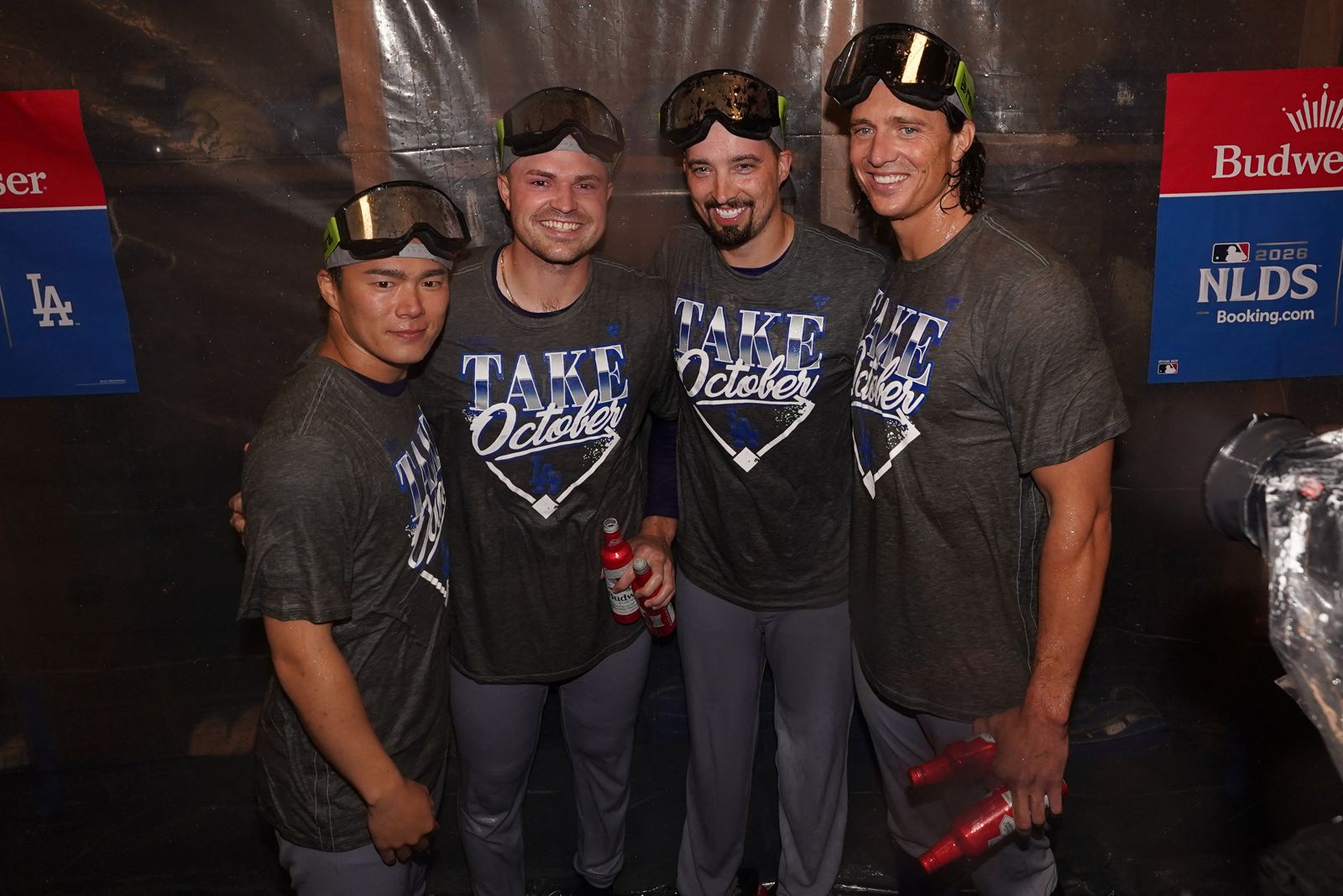 道奇先發投手群山本由伸(左起)、Tarik Skubal、Blake Snell與Tyler Glasnow在分區系列賽勝出後於更衣室慶祝 。圖/達志影像