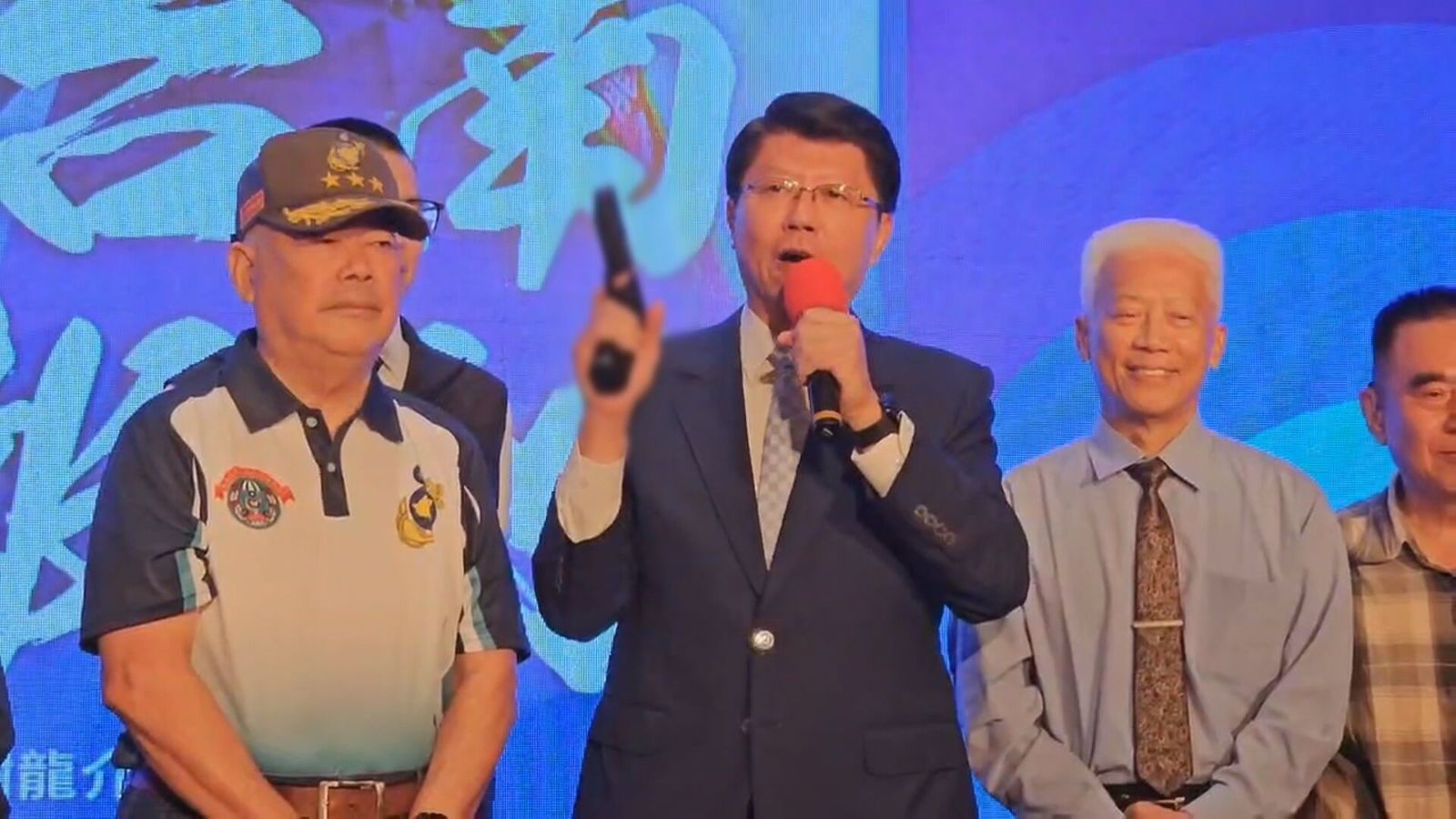 北車隨機攻擊才過7天！謝龍介竟高舉「手槍」造勢挨轟觀感不佳