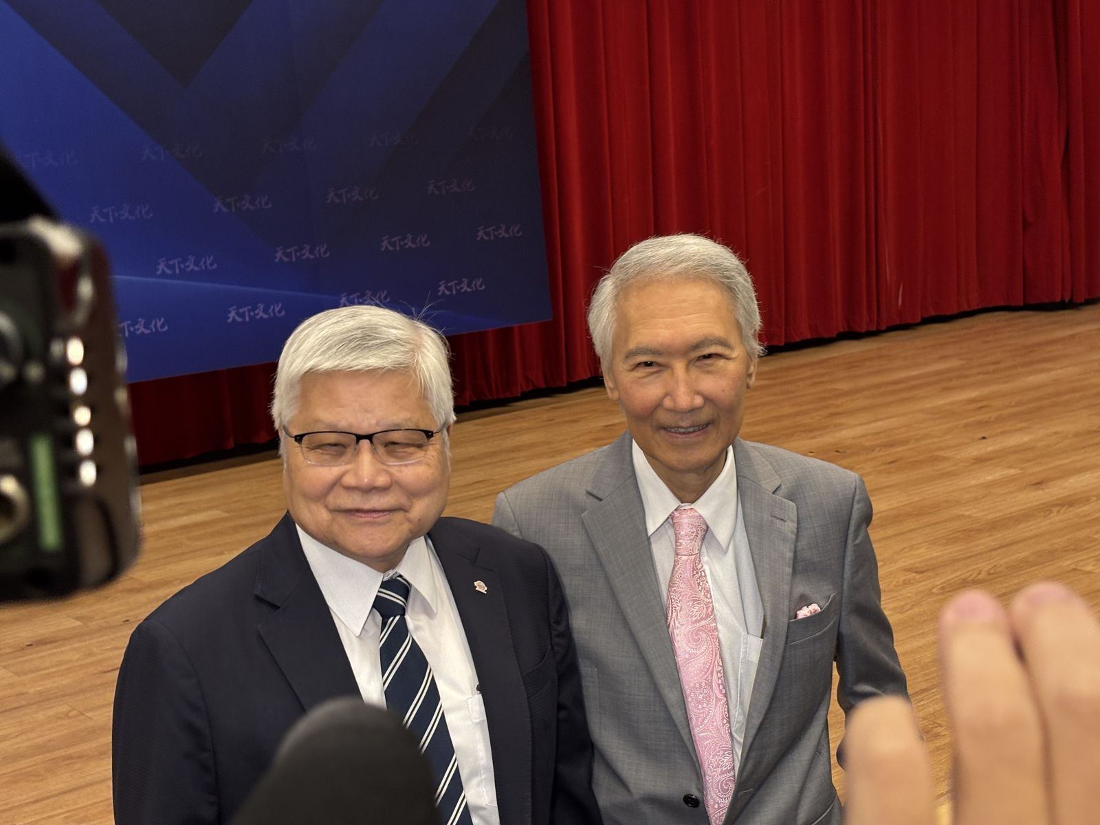 台積電董事長暨總裁魏哲家(左)與柏克萊加州大學教授、前台積電技術長胡正明(右)。謝承學攝